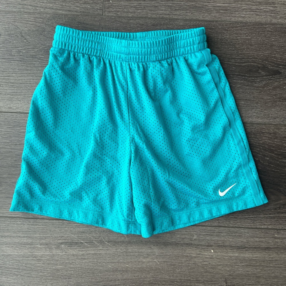 Boys Nike turquoise mesh basketball shorts sz small (6/7)